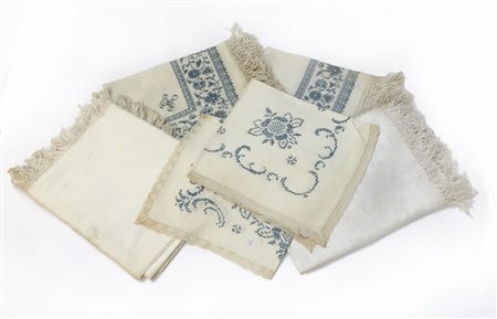 Lotto composto da quattro tovaglie e tre centrini in cotone operate in blu. Mis