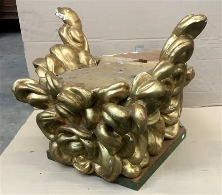 Mensola in legno scolpito e dorato (cm 50x37x40) (difetti)