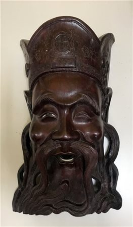 Manifattura orientale. Maschera in legno scolpito raffigurante dignitario con b