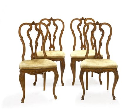 Gruppo di quattro sedie con schienale sagomato a giorno, gambe e fascia mosse e