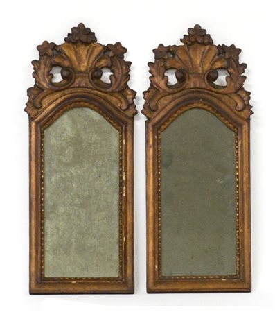 Coppia di specchierine in legno intagliato a motivi vegetali e fiori (cm 52x22)