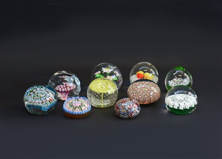 Cartone contenent dieci presse-papiers in vetro (lievi difetti)