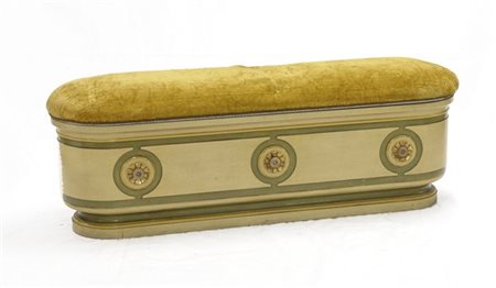 Cassapanca di forma ovoidale in legno laccato verde/avorio e dorato. Sedile imb