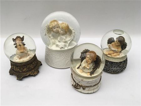 Gruppo di quattro snowglobe a carillon con angioletti, resina policroma e vetro