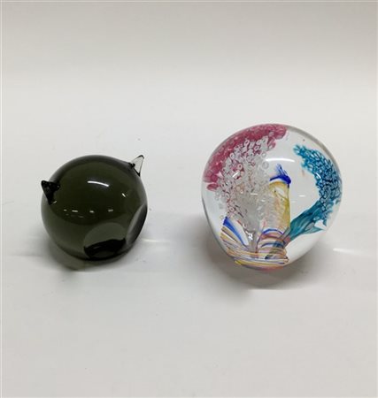 Lotto composto da due presse-papiers di manifatture diverse uno a testa di cive