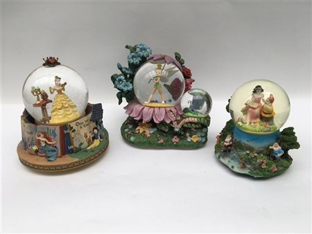 Tre carillon Disney con snowglobe di soggetti differenti, resina policroma e ve