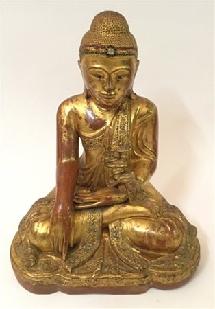 Manifattura tailandese
Buddha seduto in legno dorato con decori in vetro (h. cm