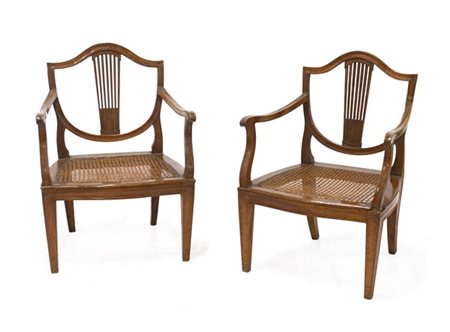 Coppia di poltrone con schienale a lira e seduta in cannettè. Gambe posteriori