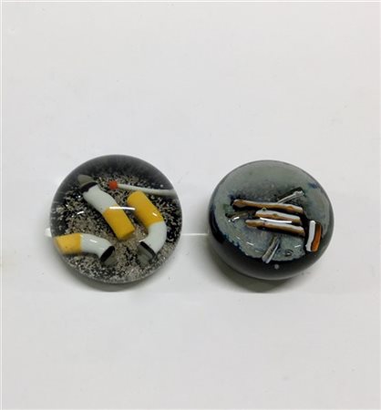 Lotto composto da due presse-papiers di decoro moderno, uno firmato Kaufman '83