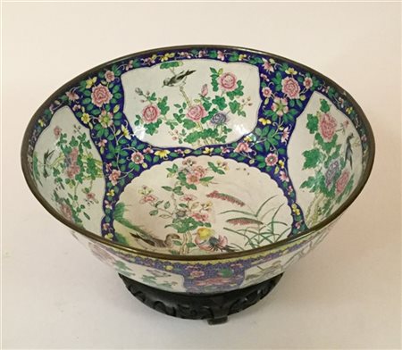 Ciotola in metallo a smalti decorata con scene di vita, volatili e motivi flore