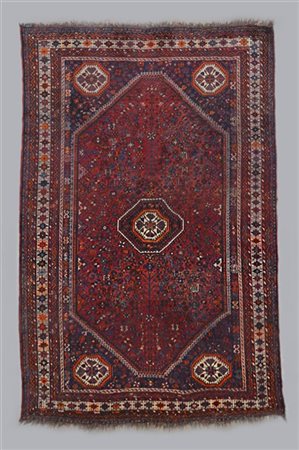 Tappeto Shiraz, Persia, secolo XX.
Decoro con piccolo medaglione ottagonale su