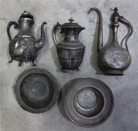 Lotto composto da tre versatoi e due contenitori in metallo inciso di fatture d