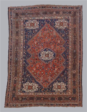 Tappeto Shiraz, Persia, inizio secolo XX.
Decoro con medaglione bianco e blu su