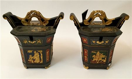 Due contenitori in legno laccato e dorato. Cina, sec. XX (h. cm 33)