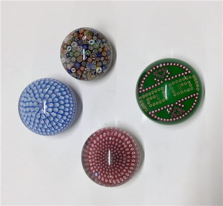 Lotto composto da quattro presse-papiers diversi, alcuni numerati, uno datato 1