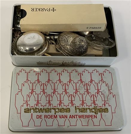 Scatola in latta contenente numerosi oggetti diversi, alcuni in argento (difett