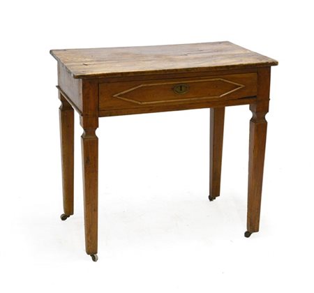 Tavolino ad un cassetto riquadrato, gambe troncopiramidali munite di rotelle (c