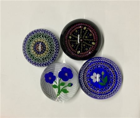 Gruppo di quattro presse-papiers numerati della manifattura di Baccarat (lievi