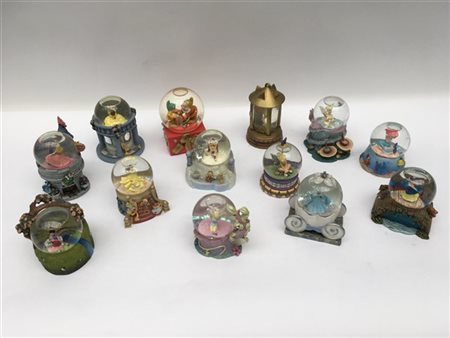Gruppo di tredici boules-de-neige Disney di soggetti differenti (h max cm 11) (