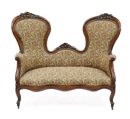 Divano a due posti di forma mossa in noce intagliato a motivi naturalistici, ri