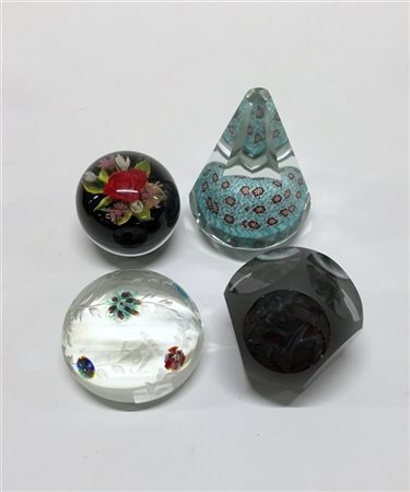 Manifatture diverse
Gruppo di quattro presse-papiers di differente decoro, alcu