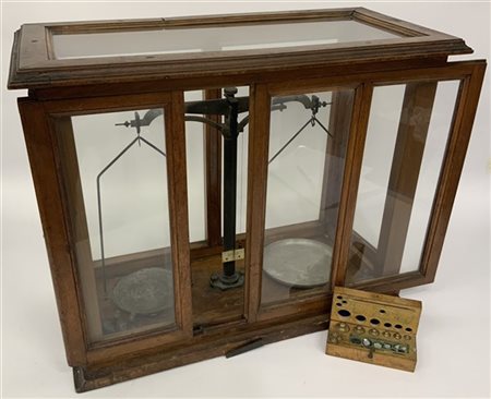 Bilancia da precisione con pesi, contenuta in teca (cm 66x53x30) (difetti e man
