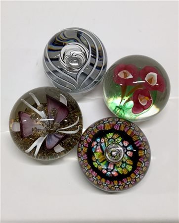 Manifatture Anglosassoni 
Gruppo di quattro presse-papiers di epoche diverse fi