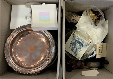 Due cartoni contenenti numerosi oggetti di diverso uso e fattura (difetti)