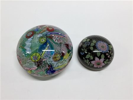 Due grandi presse-papiers decorati a murrine e vaso fiorito (lievi difetti)