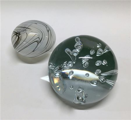 Due grandi presse-papiers in vetro soffiato e non, uno siglato GM (lievi difett