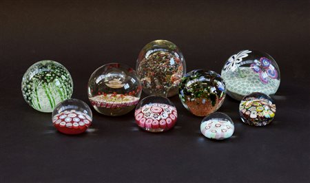 Cartone contenente nove presse-papiers in vetro e materiali diversi (lievi dife