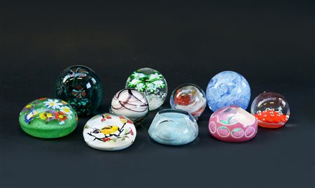 Cartone contenente dieci presse-papiers in vetro e materiali diversi (lievi dif