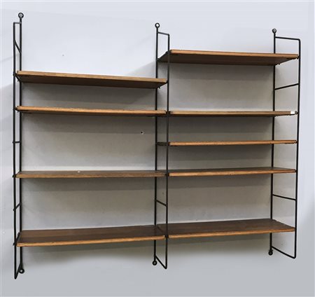 Piccola libreria pensile con struttura in ferro e ripiani in legno a giorno (cm