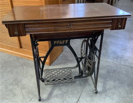 Macchina per cucire Pfaff con meccanismo a pedale in ferro, piano e contenitore