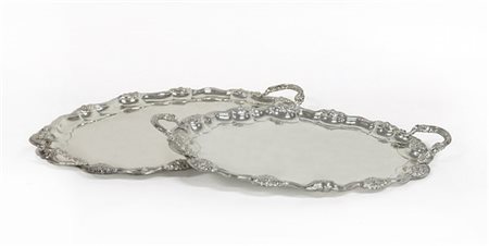 Lotto di due vassoi biansati in metallo argentato, misure diverse