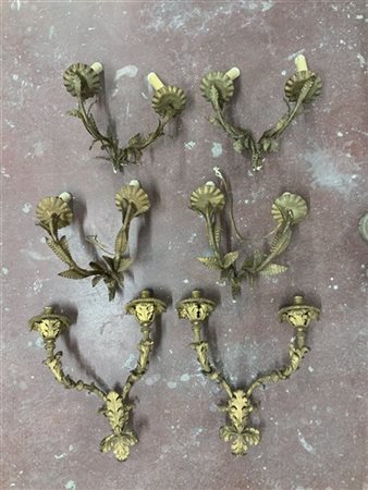 Lotto di tre coppie di appliques a due fiamme in metallo dorato decorate a moti