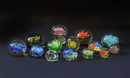 Cartone contenente quattordici presse-papier di epoche e manifatture diverse (l