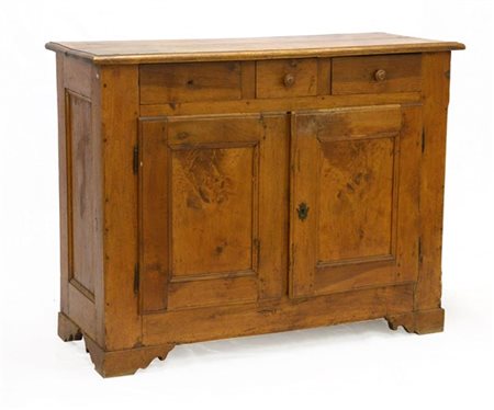 Credenza in noce a tre cassetti in linea e due ante riquadrate, piedi a mensola