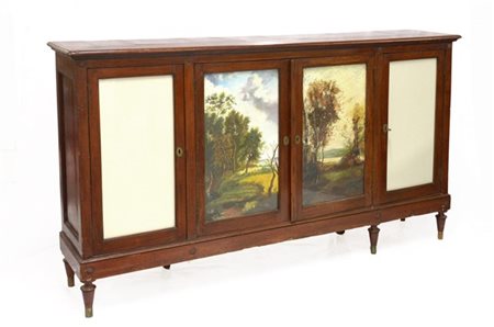 Credenza in noce a quattro ante di cui quelle centrali decorate da dipinti ad o