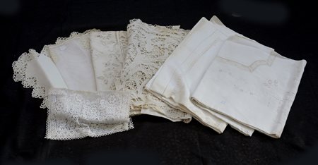 Lotto composto da sette tessuti di varie fogge e dimensioni