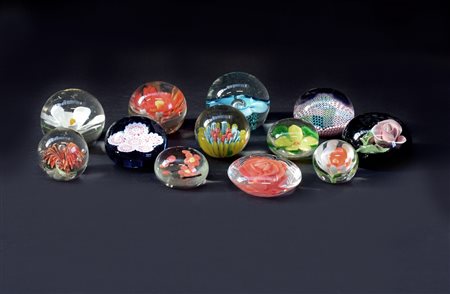 Cartone contenente dodici presse-papiers di epoche e manifatture diverse (lievi