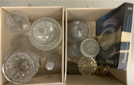 Lotto di due cartoni contenenti vasi e oggetti per la tavola in cristallo, di m