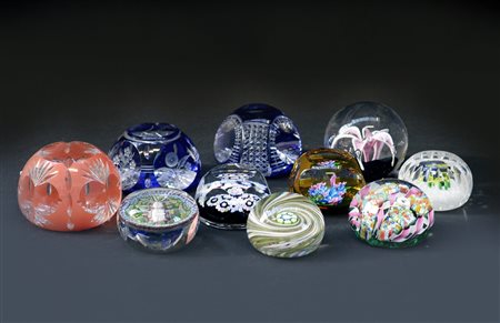 Cartone contenente dieci presse-papiers di epoche e manifatture diverse (lievi