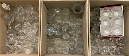 Lotto di tre cartoni contenenti numerosi bicchieri in cristallo di fatture diff