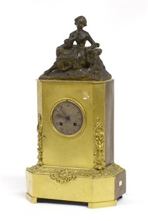 Pendola da tavolo in metallo dorato e cesellato a motivi vegetali sormontato da