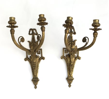 Coppia di appliques in bronzo dorato a due fiamme con portacandele sagomate e f