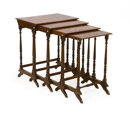Gruppo di quattro tavolini a nido con montanti torniti uniti da traverse (cm 52