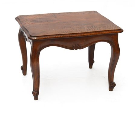 Tavolino da salotto con fascia e gambe sagomate e intagliate (cm 72x50x60) (dif