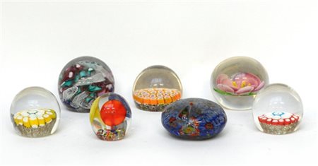 Lotto composto da sette presse papiers in vetro (difetti)