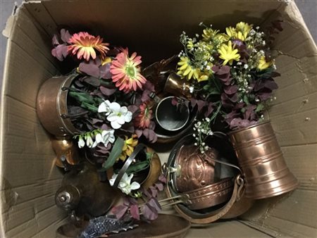 Cartone contenente numerosi oggetti in rame (difetti)